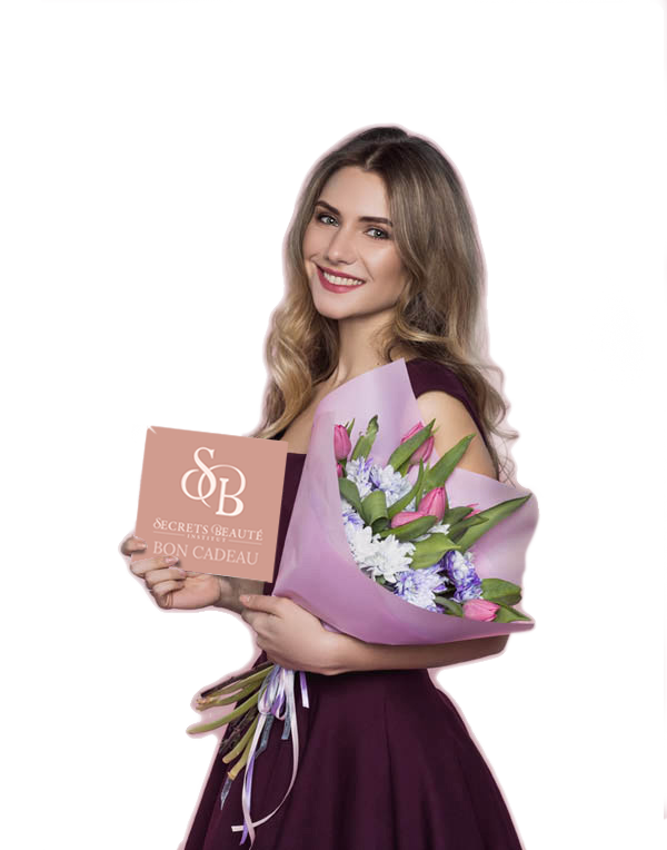 jeune fille avec une carte cadeau et un bouquet de fleurs