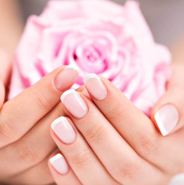 mains ongles manucurés rose