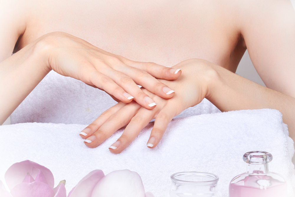 mains manucurées de femme avec un vernis blanc