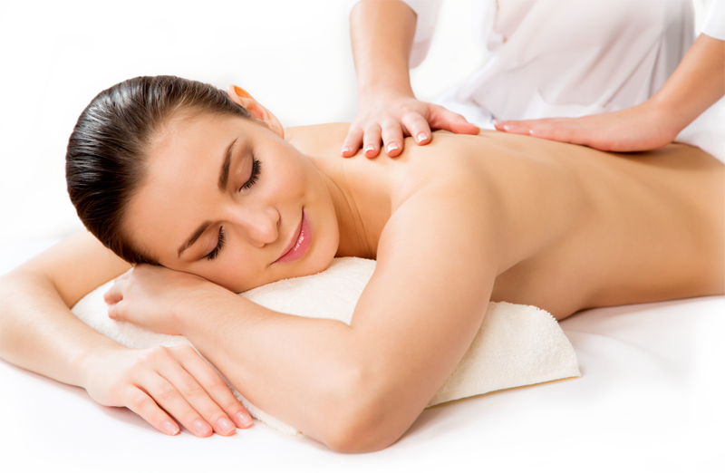 femme allongée sur le dos se faisant masser